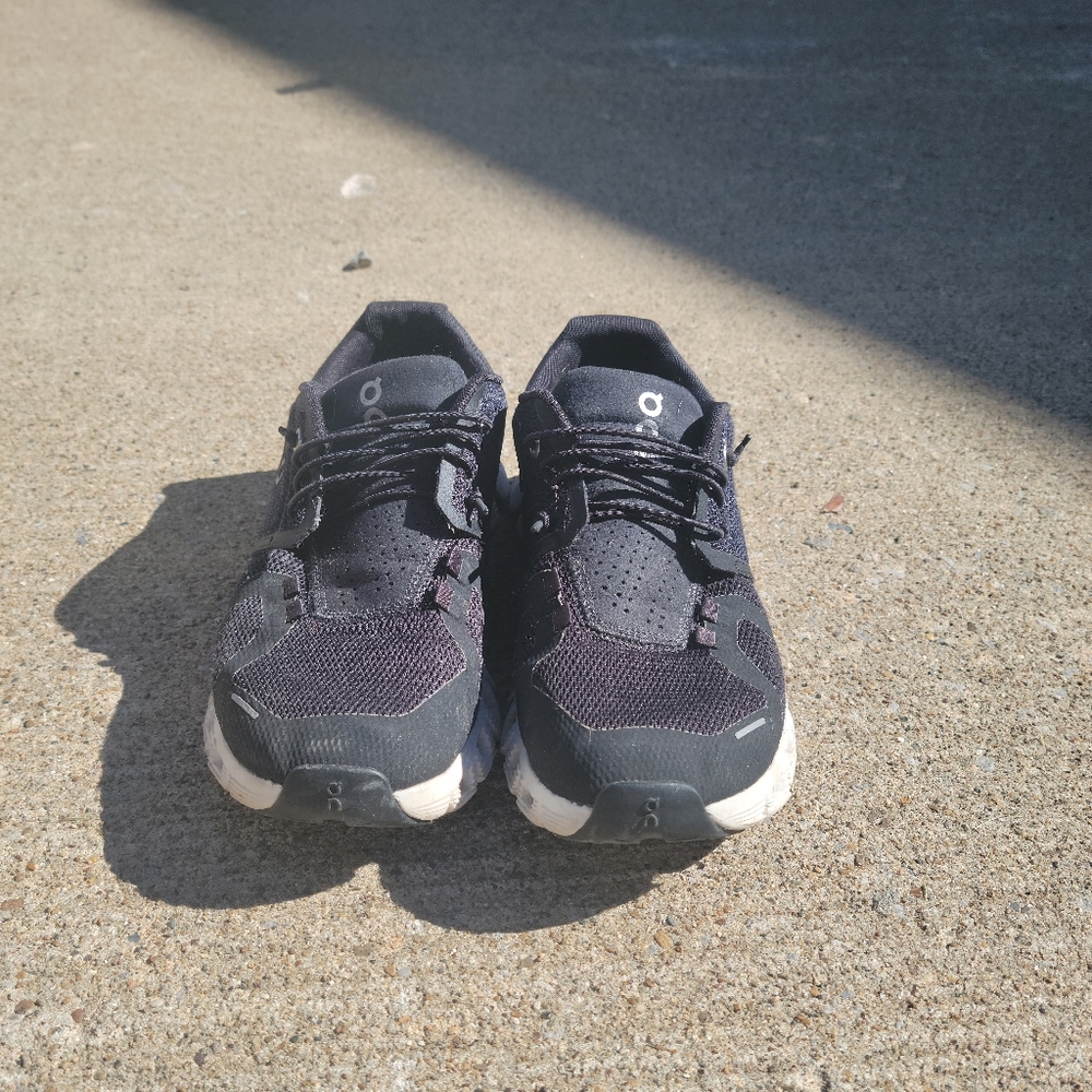 OnCloud Women's size 7 shoes